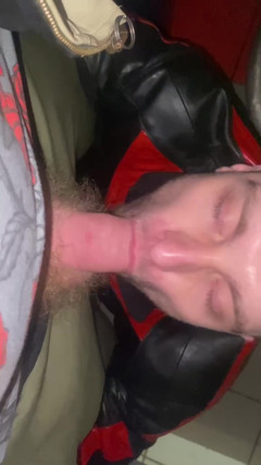 KinkySirius: Chav Scally पोशाक में Kinkysirius स्टेशन के शौचालय में एक चमड़े की जैकेट में एक भालू से चूसता है