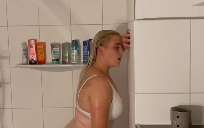Bonieclydeerotik: Tatmin edicimle duşta iki kez çoklu orgazm