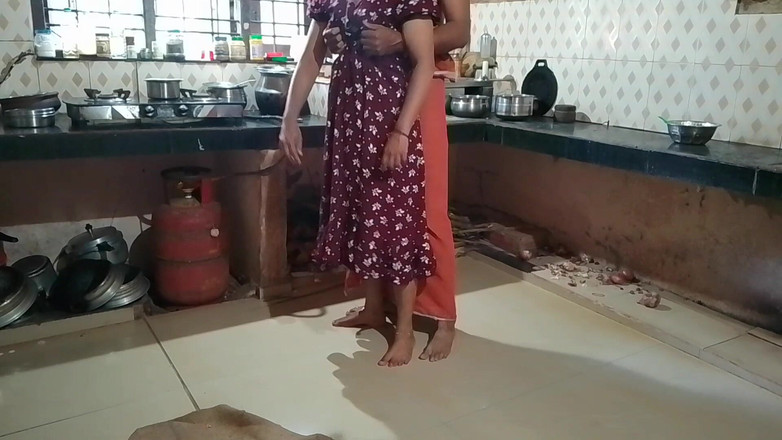 LEGSCOUPLE12: Une femme au foyer tamoule baise en levrette avec son...