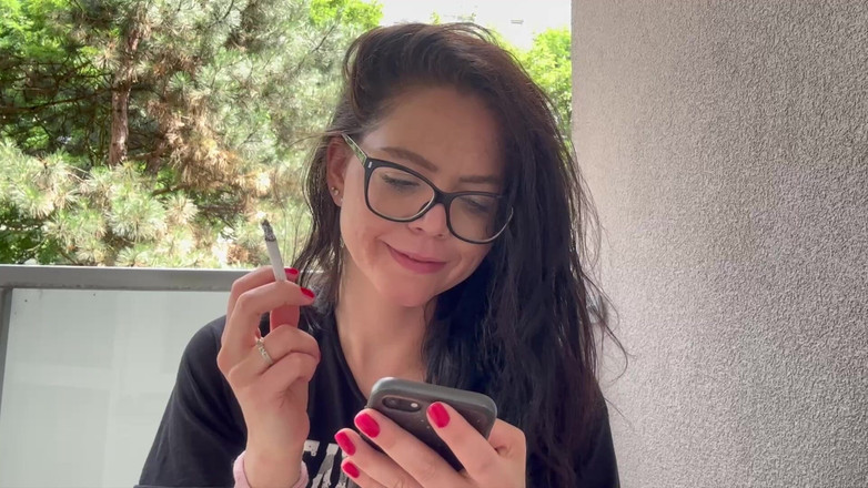 Shione Cooper: 在这里回答你时吸烟