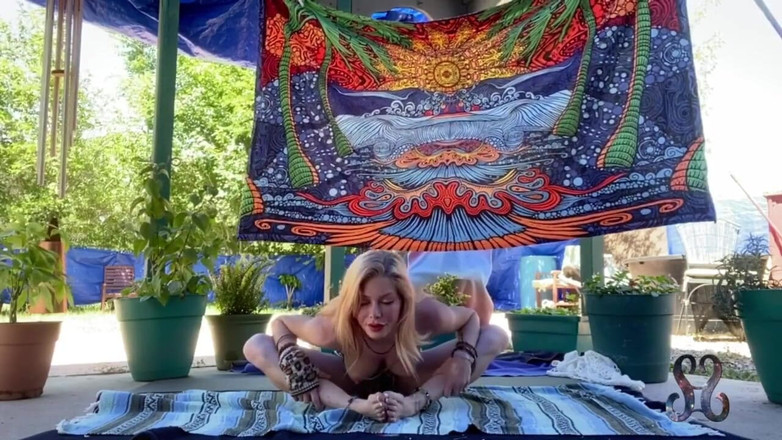 Serene Siren: 静かな屋外ヌードヨガが爆発的な噴射オーガズムへ - フル動画は//serenesirenで