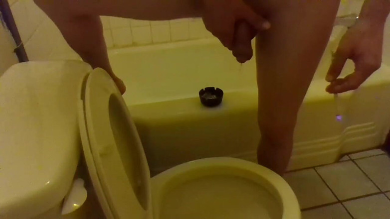 LilTaste: Kencing di toilet sambil berdiri di bak mandi