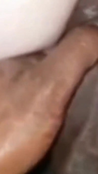 Piegato sul letto cazzone nero hardcore buco del culo per figa martellante