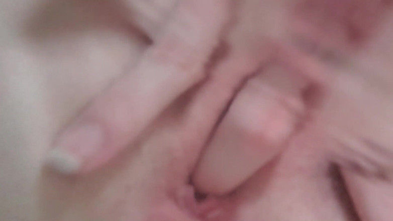 domslutfucker: Troia magra sditalina la sua figa stretta da sola sott'acqua