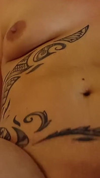 Gorąca seksowna amatorska macocha jedzie swojego wielkiego kutasa do spermy z orgazmami squirting, które potrząsają jej ciałem, podczas gdy ona błaga, aby przestać