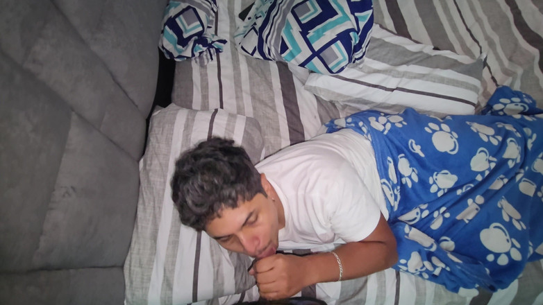 Deiby Latino: Joven gay chupando enorme polla a joven amateur