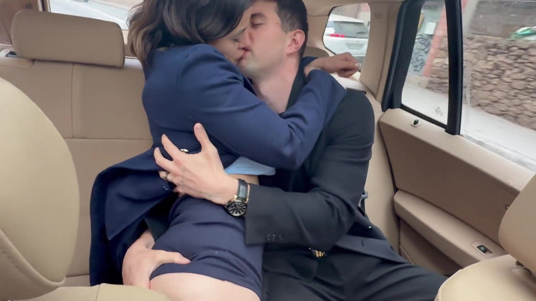 Valentino Roca TV: Creampie Dan Squirt Dalam Threesome Di Mana Pemandu Dijemput