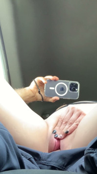 Chupo la polla de mi novio en el auto de mi amigo y luego se corre dentro de mí