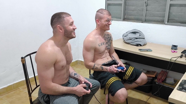 carmonaoficial: Carmona และ Victor Ferraz เล่นเพื่อตูด