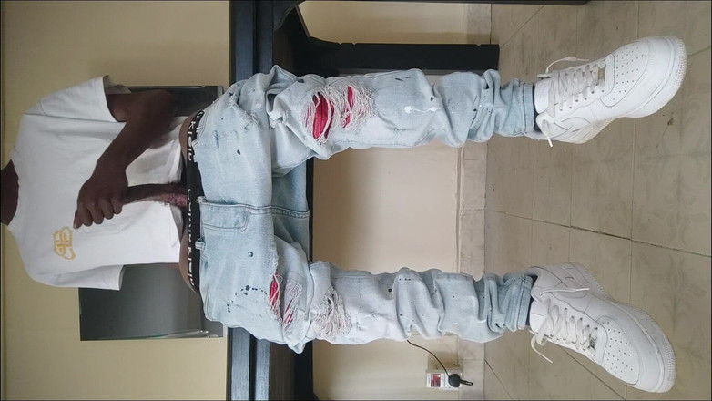 Gay black steel Africa: Чорний з величезним членом у вуличній одязі дрочить і кінчає (4)