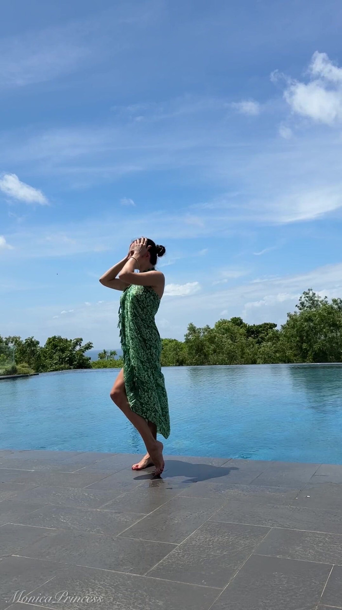 Princess Monica: Retas vid poolen i micro bikini, simning