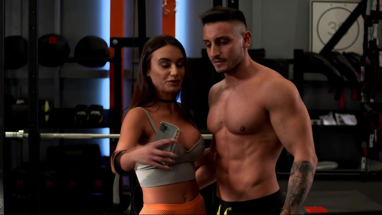Amateur Pornos XXX: Блондинка красуня в дикому тріо стукає і смокче фест