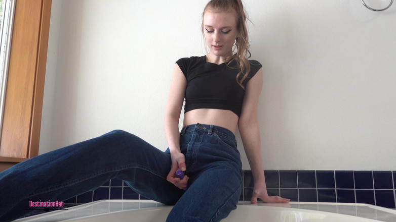 Destination Kat: Pinkeln und spielen in jeans