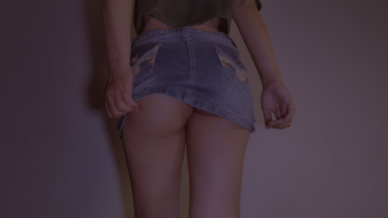 cumloverspinay: Minigonna culo prova a traino - senza mutandine