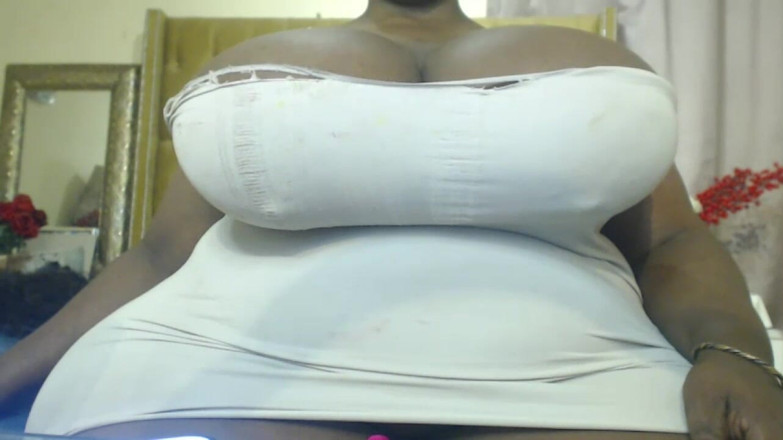 Legendary Booty Overdose: बड़े स्तनों वाली चोदने लायक मम्मी अपने स्तन उछाल रही है