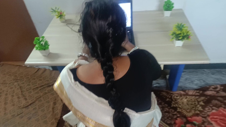Inba: Romansa kantor wanita yang sudah menikah dengan malayala saree