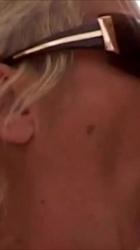 Dos hombres y una milf en celo quieren ser dominados
