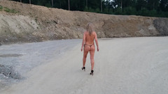 martinawest: Martina穿着 Rio 弦线赤身裸体走动！