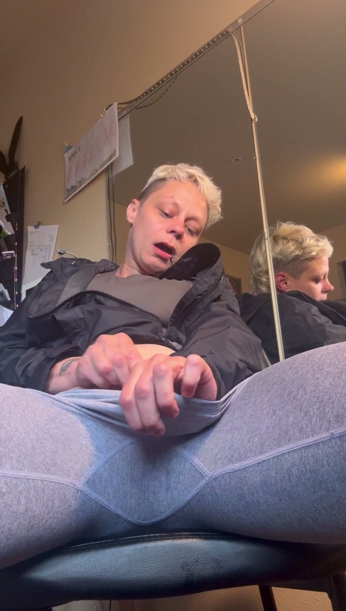 littleanda: Yoga pantolonumun altına boşalıyorum