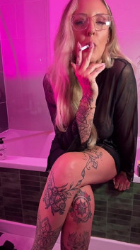 Bogini Gigi Palenie Dildo Blowjob