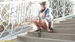 Crazy pee girls: Čůrání na venkovním schodišti