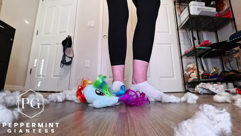 Peppermint Giantess: 67 Obryně ve špinavých ponožkách pomalu ničí obrovské plushie na kusy...