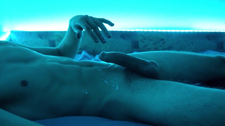 BigDickDouggg: Bigdickdouggg se masturbează și a avut un orgasm tremurător în Homealone