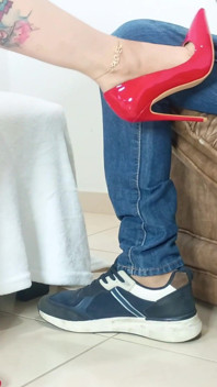 Con Mis Tacones De Punta De Aguja Y Mis Pies Descalzos Hago Una Paja a Mi Amante Hasta Que Eyacule En Mis Pies