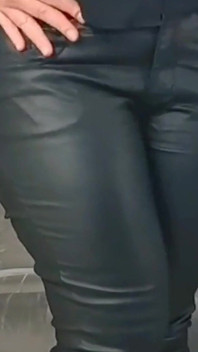 穿着皮裤的熟女妈妈爱抚