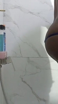 Sunt futută în baie, bărbatul ăla nu mă lasă, vreau să fac sex tot timpul.