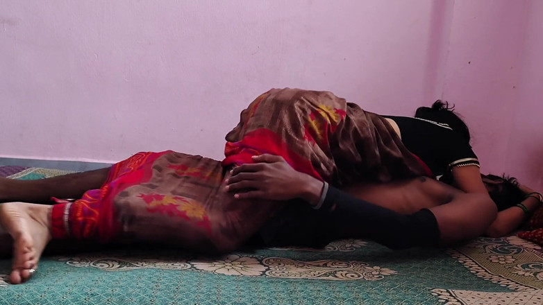 Viralcouple76: Když jsem viděl bhabhi samotnou, hodně jsem ji ošukal