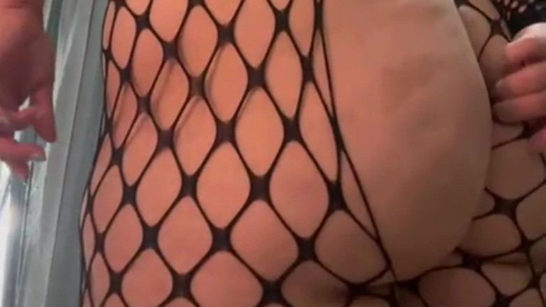 Zina Gabon: Rondborstige Zina gaat met haar gezicht naar beneden voor haar...