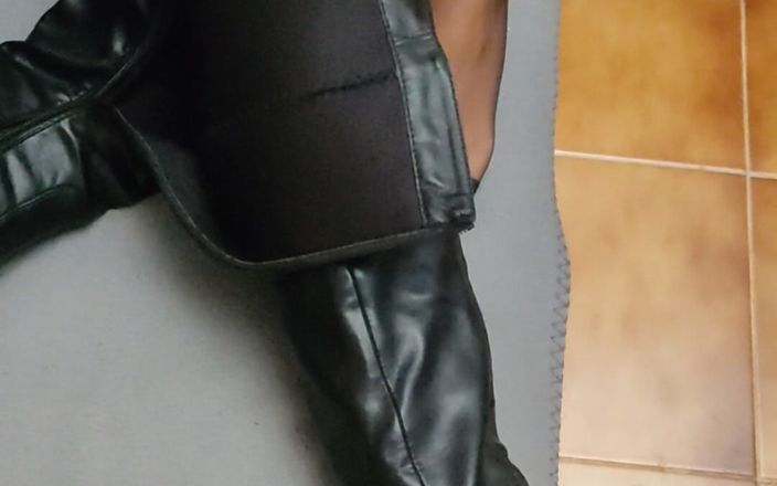 Coryna nylon: 黒のストッキングと黒のブーツ