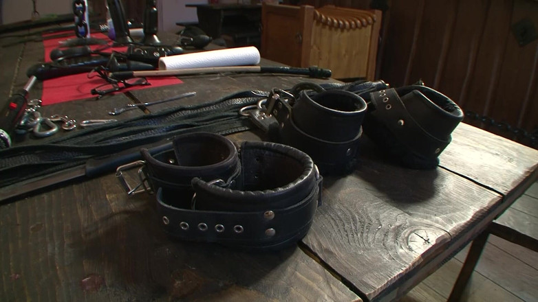 Absolute BDSM: БДСМ - рабынь засадили лопаткой и заставили поблагодарить ее господина