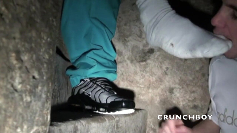 Sneaker gay: หนุ่มสกัลลี่ยอมจำนนสุดใจต่อรองเท้าผ้าใบของหนุ่มใส่ชุดวิ่ง