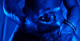 Hallelujah Johnson: Velké černé péro uctívání (watchmen) vysoké tmavé čokoládové svaly tetování chlupaté BBC Hallelujah...