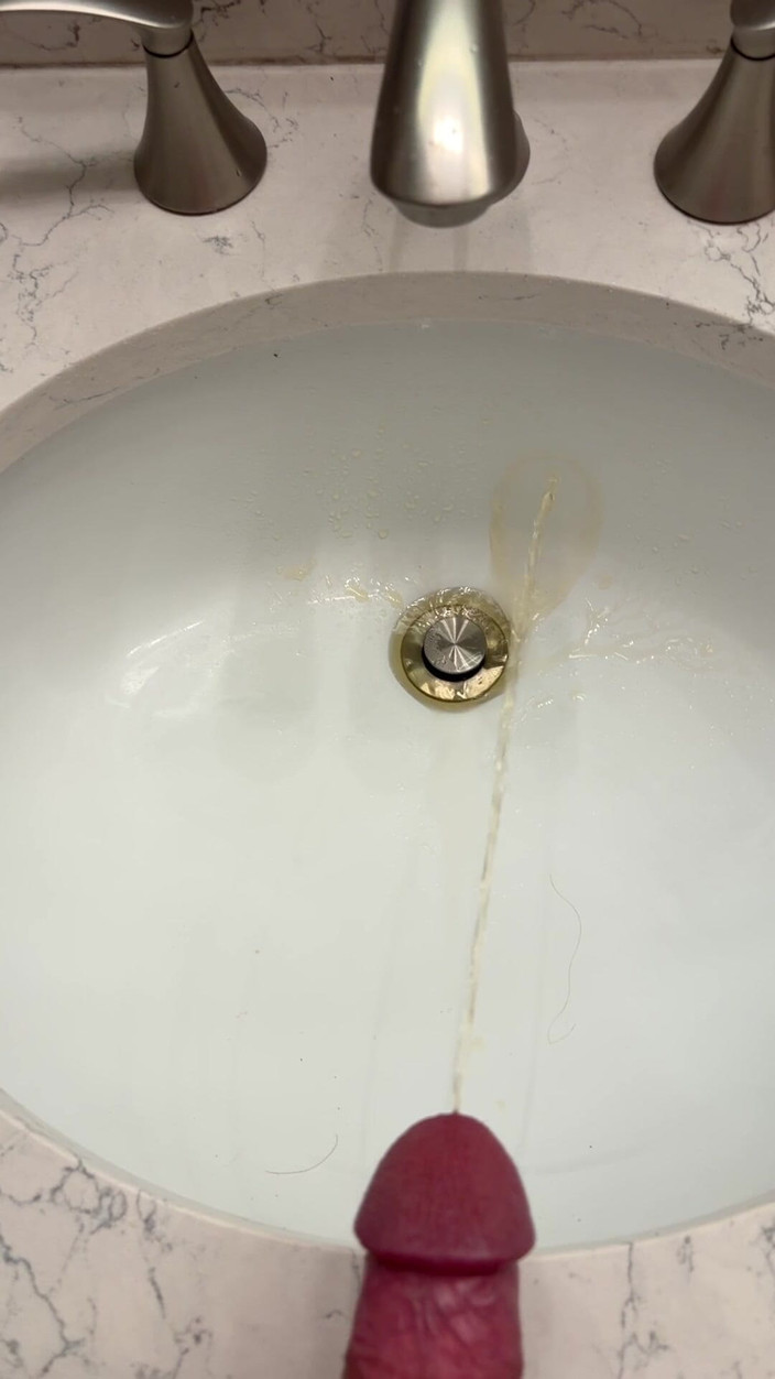 Tatted Daddy: 慢动作中的水槽撒尿