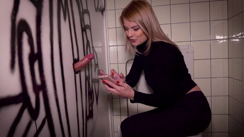 Jerk off and suck until the bitter end: Video privati amatoriale - lei chiede di più - 14 uomini le sborrano...