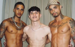 Çift sünnetsiz twink Jay Sansürsüz eşcinsel seks yapıyor