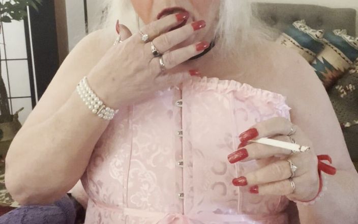 Constance: Kencing dengan gaun merah muda dan merokok