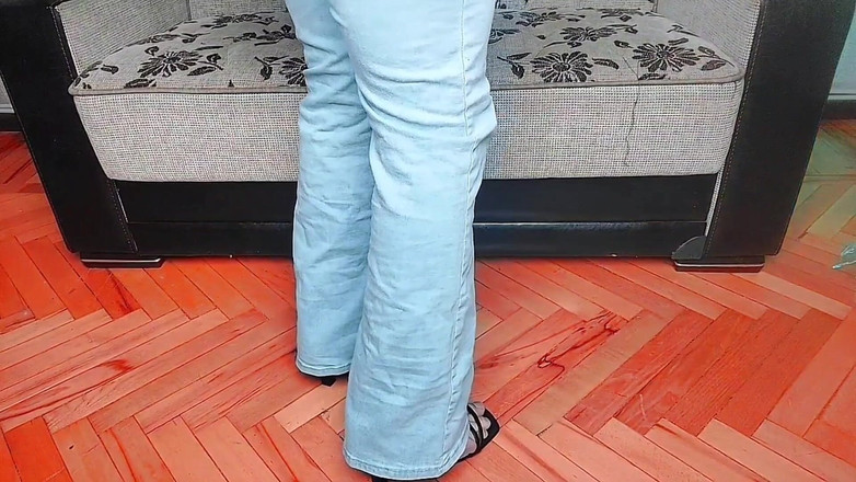 Kitty_Cross: Sexy crossdresser předvádí stylově velká stehna