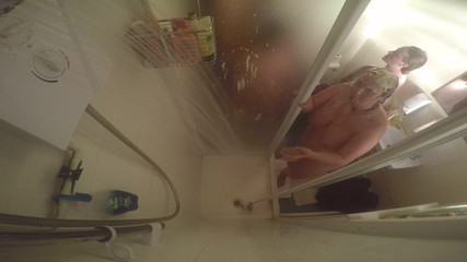 Gunked up girls: Devon, Raegan a Sarah Jane sprchují BTS