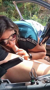 O LATINĂ FRUMOASĂ CU FUND MARE FACE SEX ÎN MAȘINĂ CU UN STRĂIN!