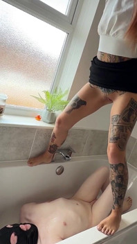 Er pinkelt zum ersten mal auf meinen cuck Sub! Er verlor seine jungfräulichkeit mit goldener dusche