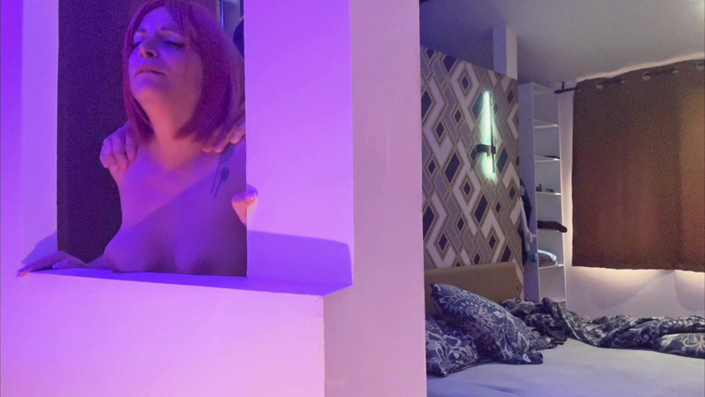 AnissaHale: Sexy MILF šuká nejlepšího přítele svého nevlastního syna (bez kondomu)