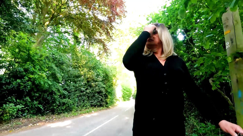 Kellycd2022: Amatérský crossdresser Kellycd2022 sexy milfka čůrá jí kalhotky na odpolední jízdě...