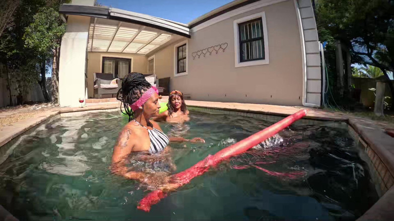 Twisted Nymphs: Pokroucené nymfy - Sexy párty u bazénu Rosie a Pam - část 1