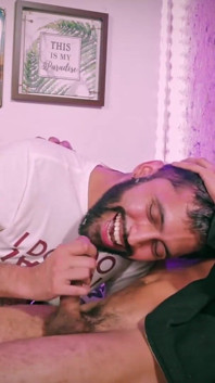 Camilo brown fa un pompino intenso al twink bollente Andres zp che causa enormi sborrate