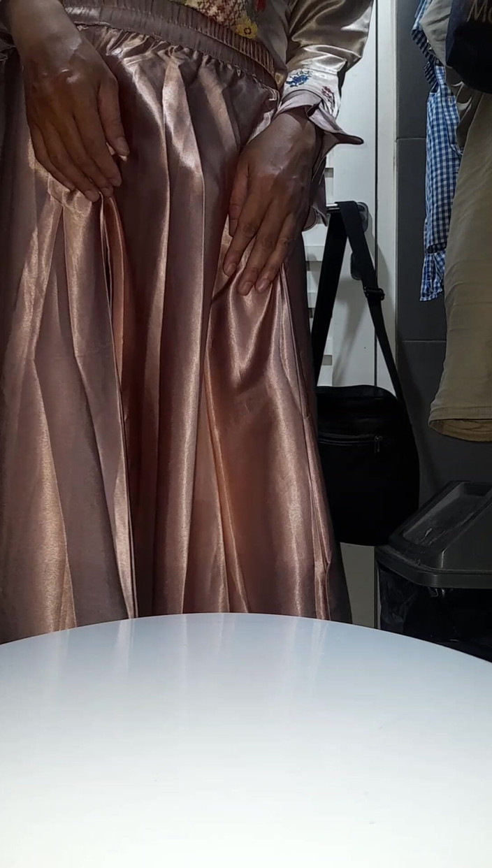 Naomisinka: Travestit care poartă satin set masturbare