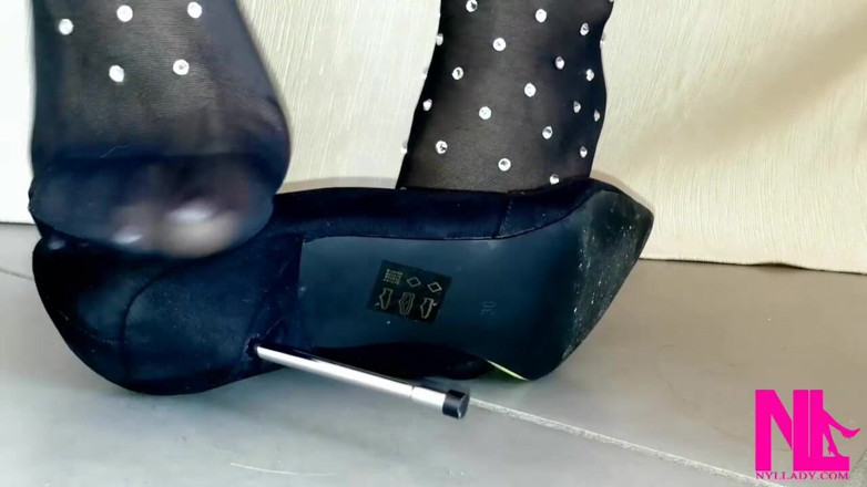 Nyllady: Sinnliches baumeln und verführen in schwarzer Wolford strumpfhose und black...